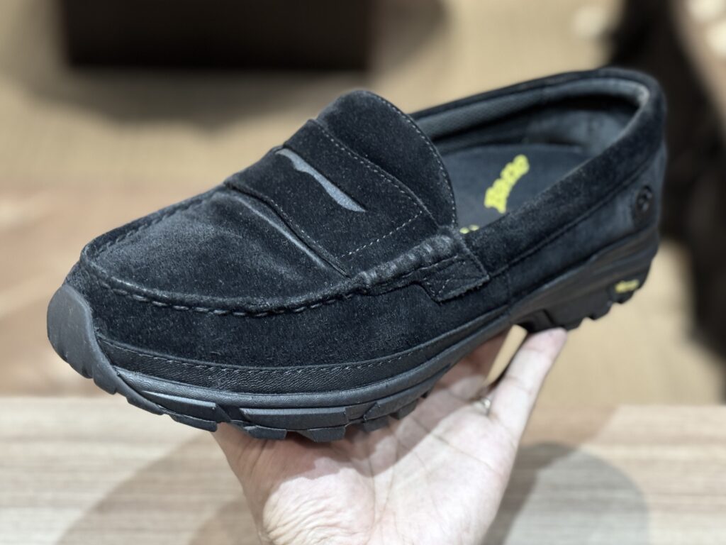 Vibramカップソールで再構築された黒スエードローファー。厚みのあるソールが自然に馴染み、上質な仕上がりを手にした完成品。
