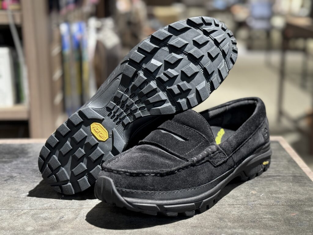 VIBRAM 762K FELL RUNNINGカップソールで再構築された黒スエードローファー。