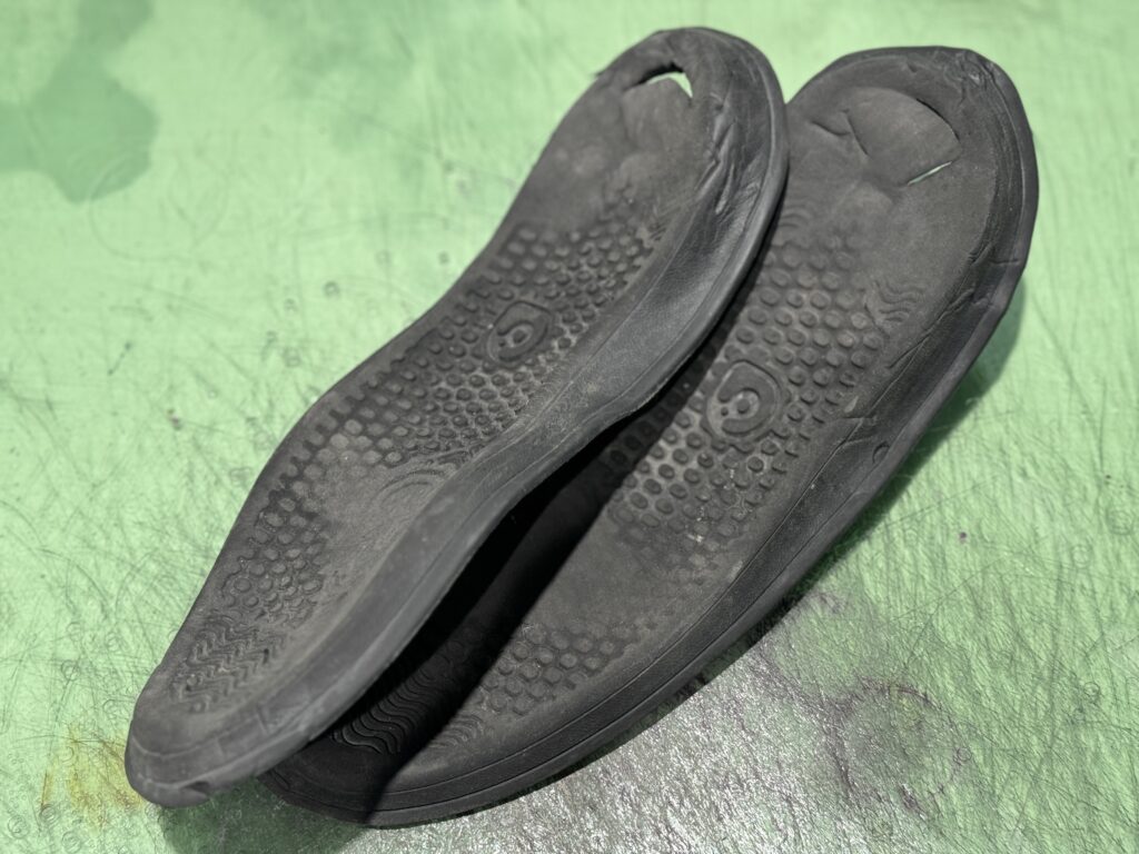 劣化し裂けたローファーのソール。長年の使用で底が割れ、交換が必要な状態。
