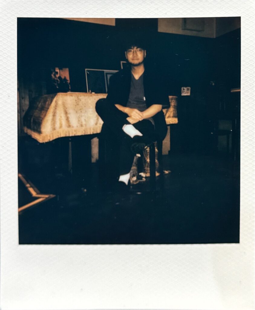 友人にカスタムしたローファーを履いてもらい撮影したポラロイド。修理を通じて靴と人の関係を記録する一枚。