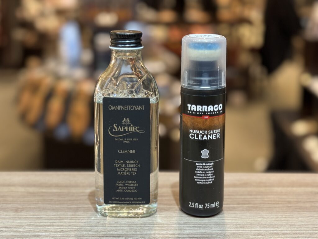 スエードクリーニングで使用したケア用品。SAPHIR NOIRオムニローションとTARRAGOスエードクリーナー。