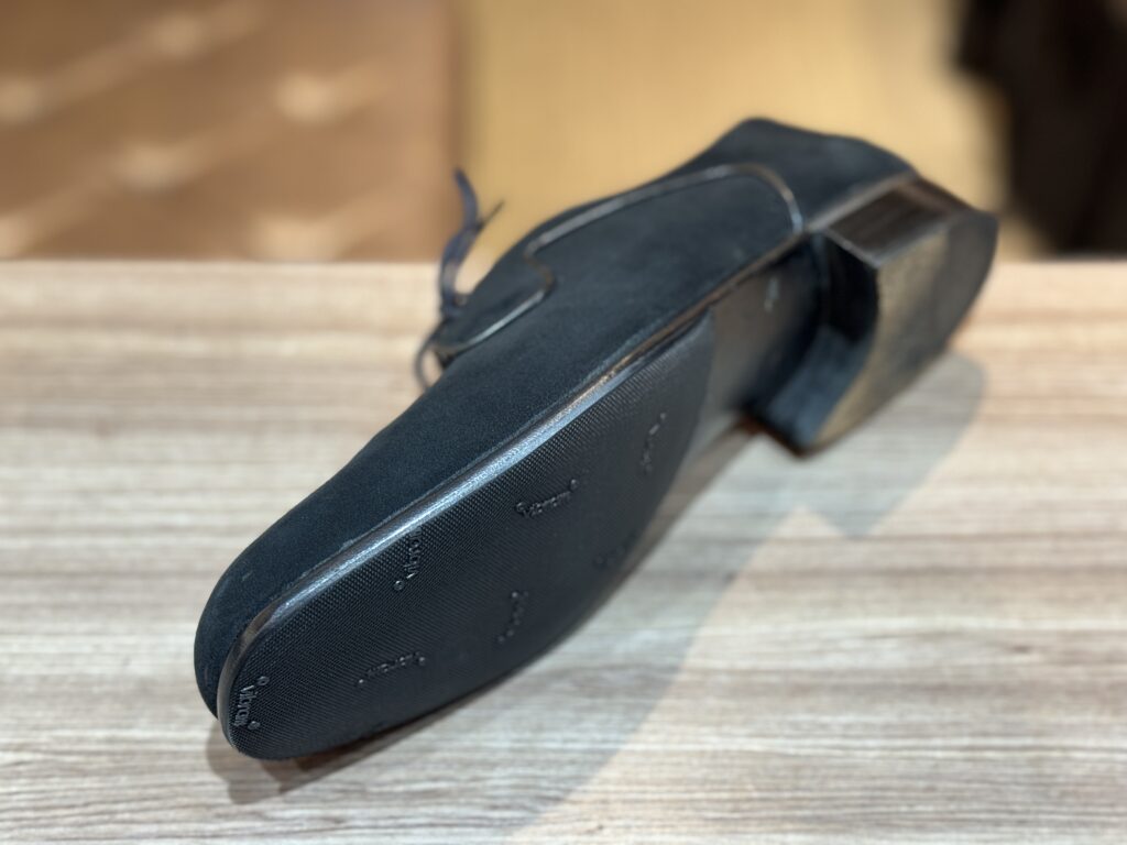 丸コバのラインが分かる修理後のスエード靴 斜め上からのカット