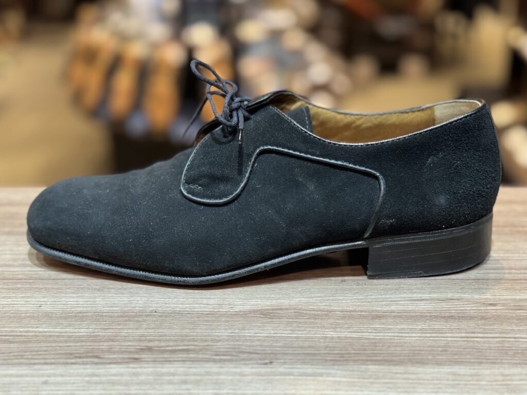 スエード外羽根プレーントゥの修理前 横からの全体写真