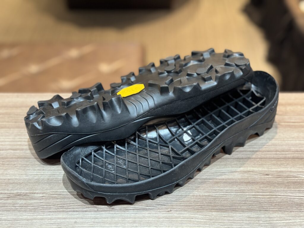 使用予定のvibram #142K Snowshoeカップソール単体の写真。分厚いラグパターンが特徴。