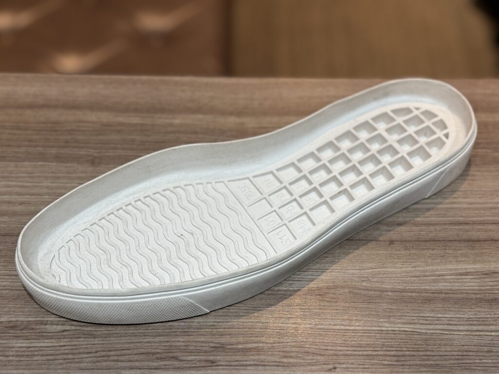 VIBRAM #705C MARBRANI の白ソール。形状やカーブの一致を確認するために使用した比較用サンプル。