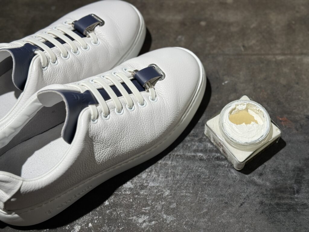 アッパーにクリームを薄く伸ばし、油分補給と艶出しを行っている工程