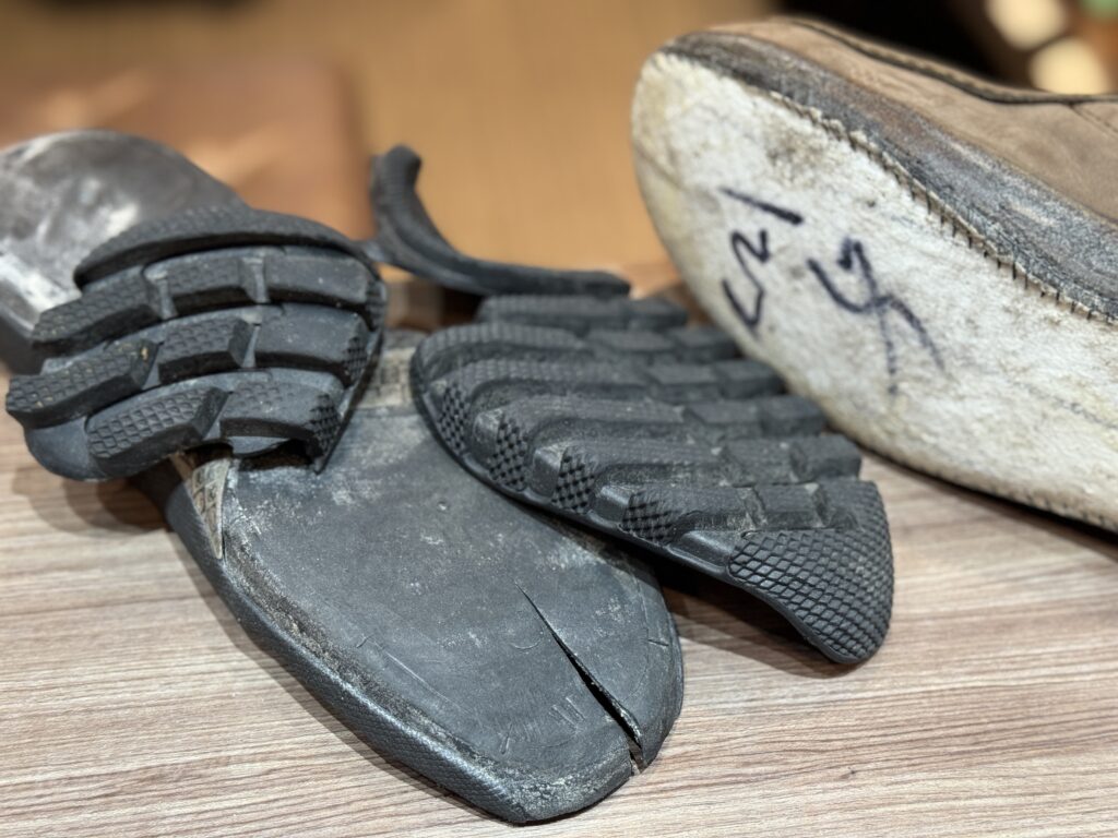 劣化して割れてしまった元ソールをアップで撮影した写真。