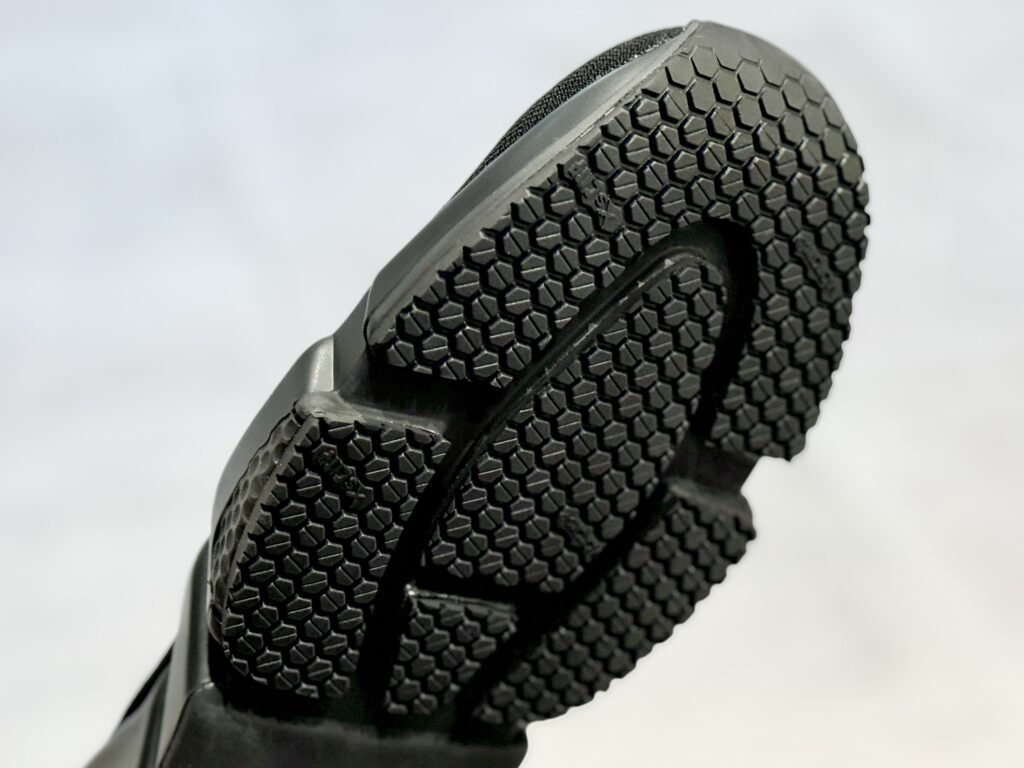 スピードトレーナーの補強部分の拡大。凹凸形状に合わせ細かく貼り分けソールデザインを損なわないよう仕上げている。