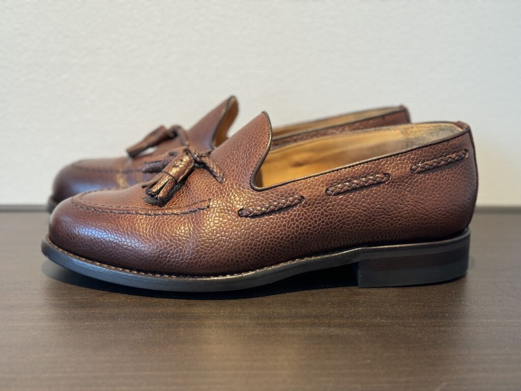 修理完了したBerwickタッセルローファー、横からのアフターカット