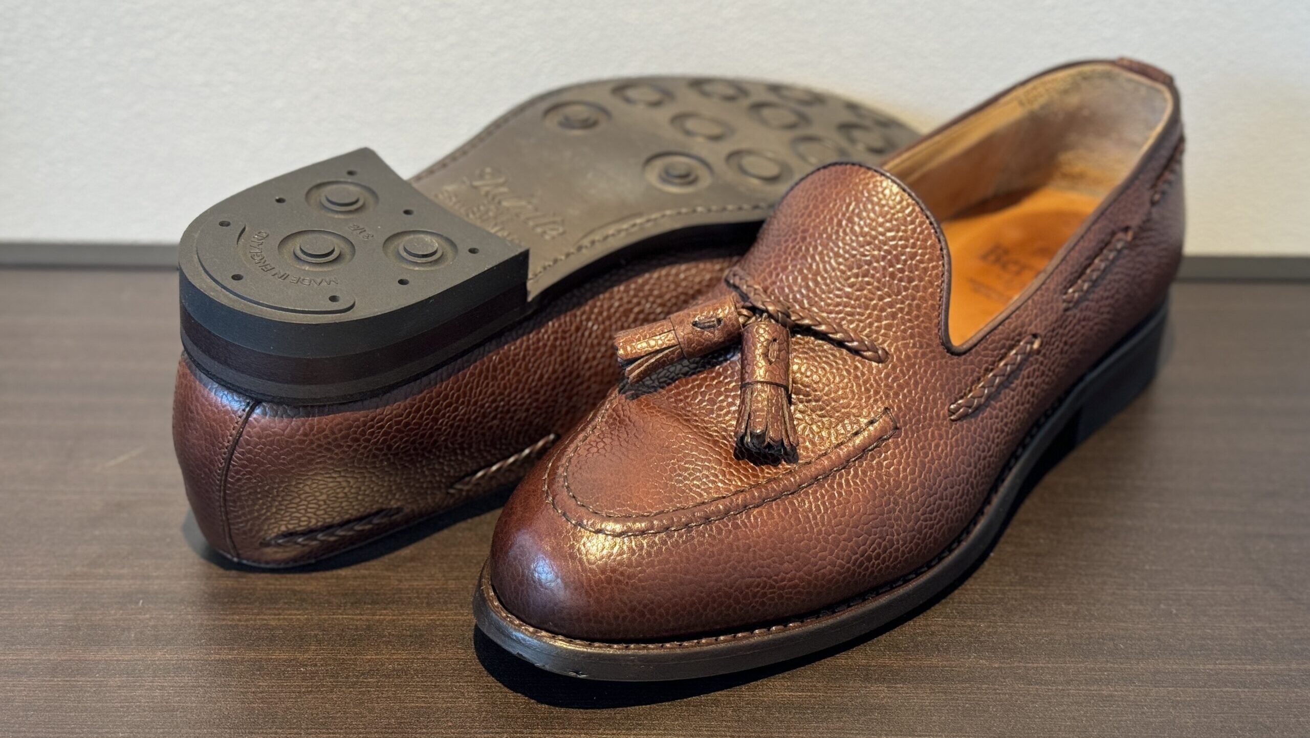 修理完了したBerwickタッセルローファーを俯瞰で撮影したアイキャッチ画像