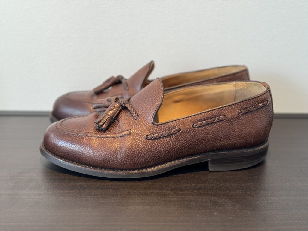 修理前のBerwick（バーウィック）タッセルローファーを横から撮影した様子