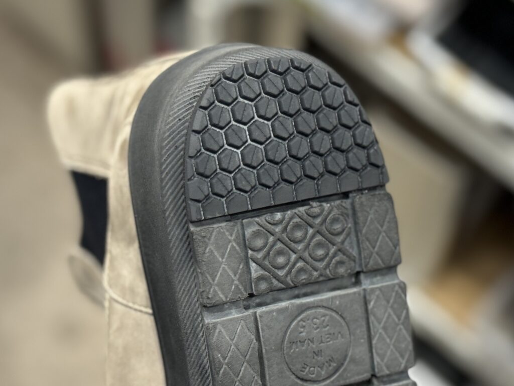 コンフォートシューズの踵にVibram #7120を部分補強。摩耗部のみを保護し屈曲性を保ちながら滑りにくくした仕上げ。