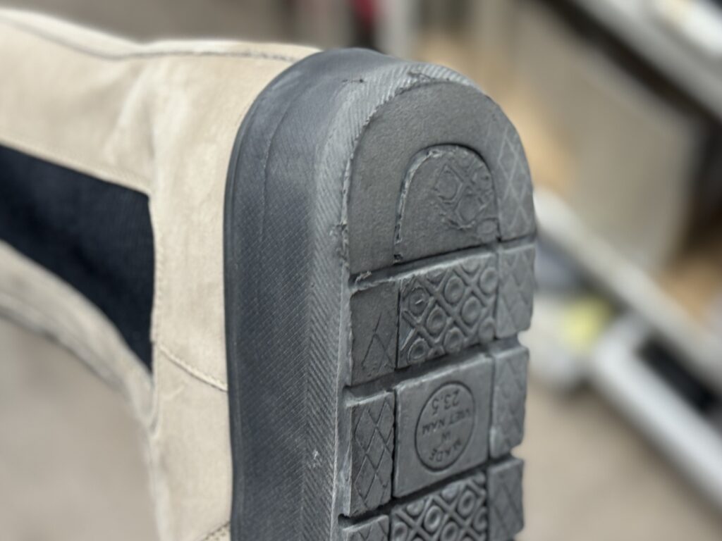 コンフォートシューズの踵の摩耗状態。EVA素材が潰れてグリップと耐久が低下している様子。