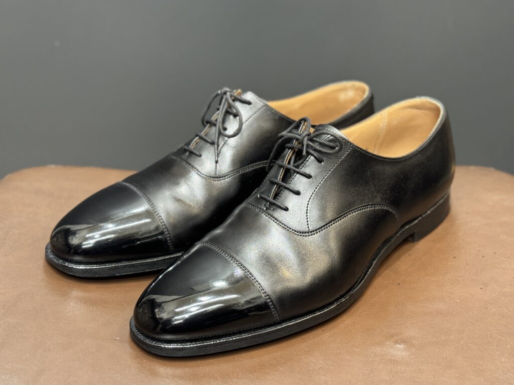 鏡面磨きを施したクロケット&ジョーンズ。つま先に艶が戻り、全体の印象も引き締まった。