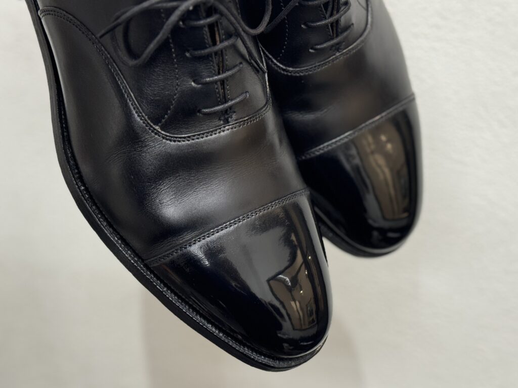 仕上がったつま先の鏡面。均一な艶が美しいクロケット&ジョーンズのストレートチップ。