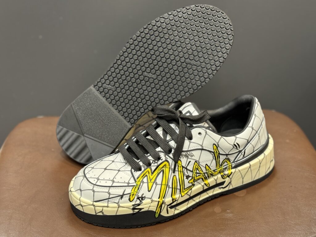ソール補強後のドルチェ＆ガッバーナスニーカー、俯瞰で全体を捉えた仕上がり