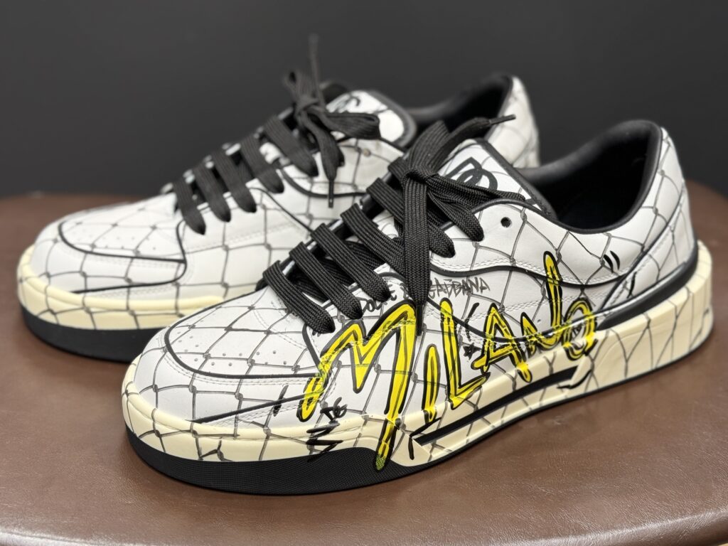 ドルチェ＆ガッバーナのスニーカー補強前、グラフィティデザインのアッパー全体