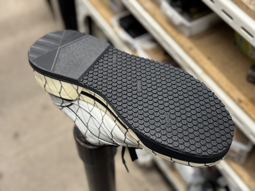 Vibram7120でソール補強後のアウトソール面、ハニカムパターンが特徴的