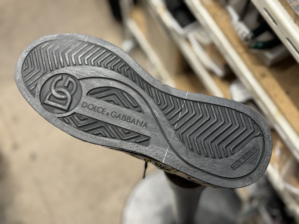 ドルチェ＆ガッバーナスニーカーのソール面、補強前の状態