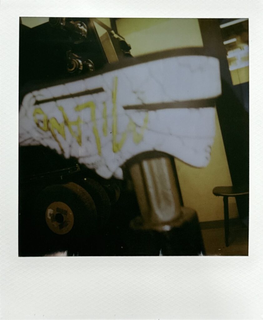 ポラロイド写真で撮影したドルチェ＆ガッバーナスニーカーの補強作業風景