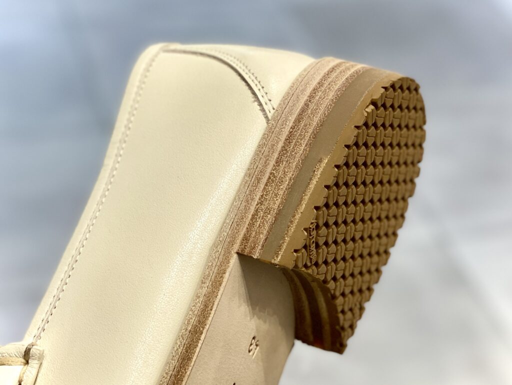 レザーソールの革靴の踵にVibram #7120を追加。高さのバランスを崩さずグリップと耐摩耗性を高めた補強。