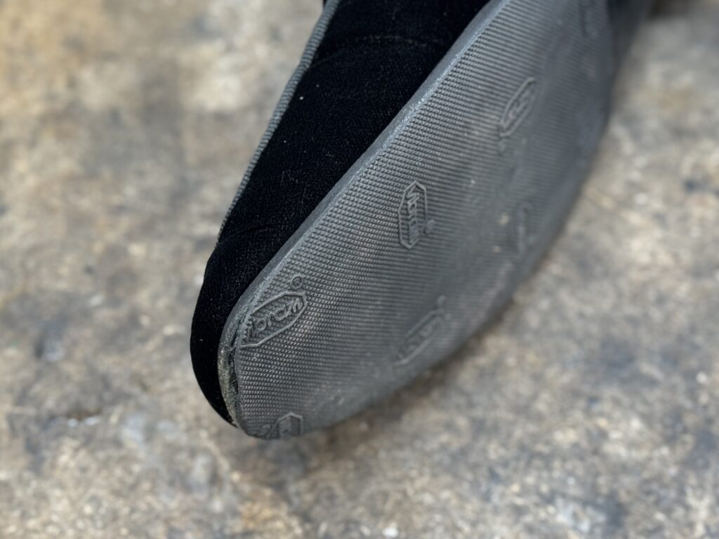 元のハーフラバーがつま先側から大きく剥がれた状態