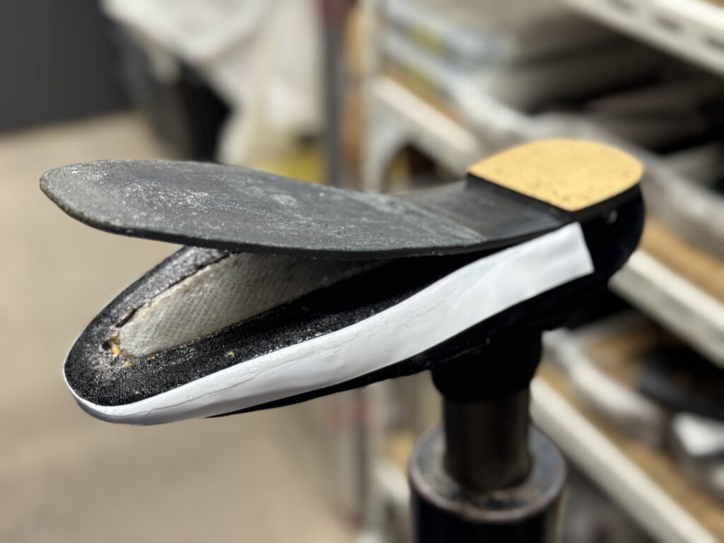 本底を接着し直している途中工程