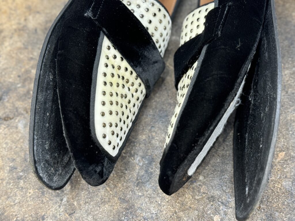本底が大きく剥がれ、アッパー内部が見えている状態