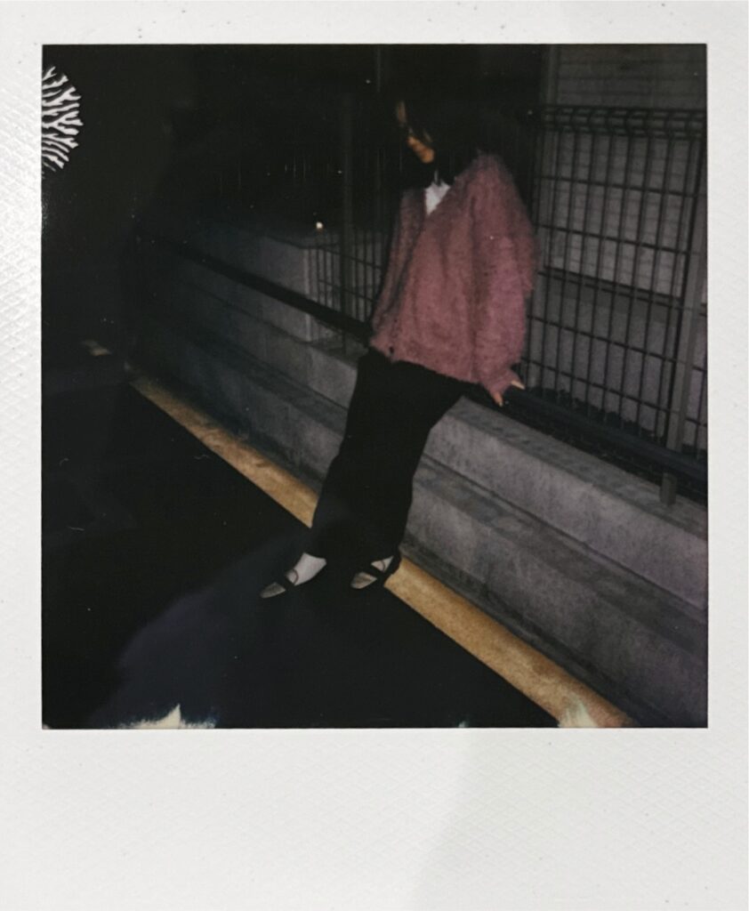 修理後の靴を履いた人物のポラロイド写真