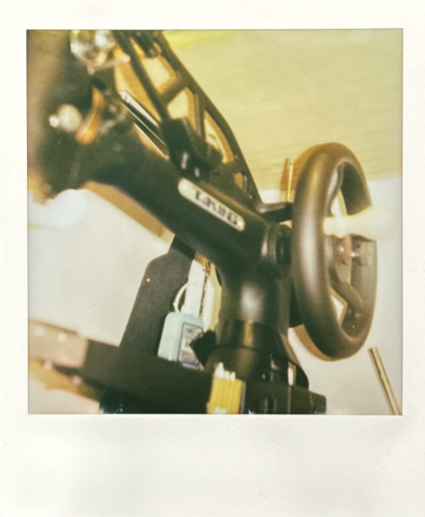 八方ミシンを写したポラロイド写真。作業台の上で静かに佇み、立体物を縫うための独特の構造と存在感がにじむ一枚