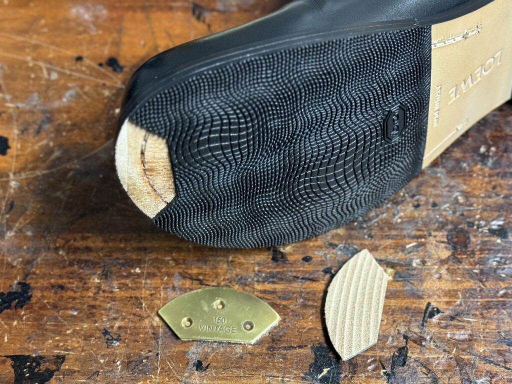 スチールの形状に合わせてハーフラバーをカットした工程