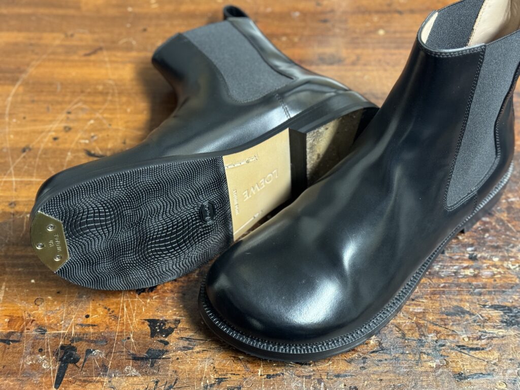 ロエベのオブリークトーブーツ修理後を俯瞰で撮影した仕上がり