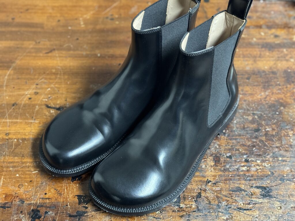 ロエベのオブリークトーブーツを修理前の俯瞰で撮影した様子