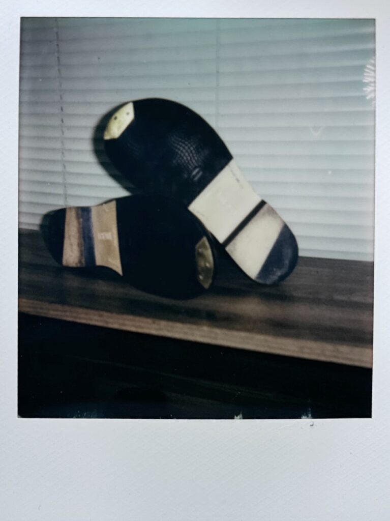 修理後のロエベのオブリークトーブーツをポラロイドで撮影した記録写真