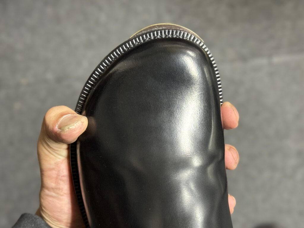 アッパー側から見た台形スチールの削り代・厚みバランスを調整している様子