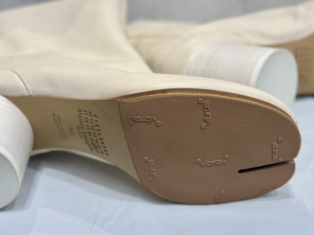 修理後のマルジェラタビブーツをソール側から撮影した全体写真