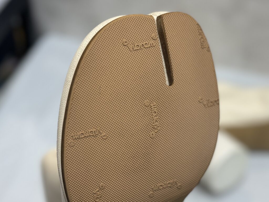 修理後のマルジェラタビブーツのソールをクローズアップした写真