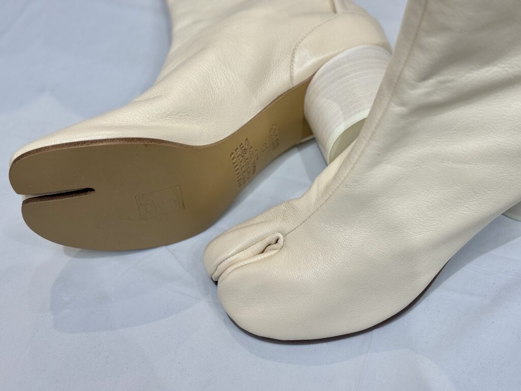 修理前のマルジェラタビブーツのソール部分をクローズアップした写真