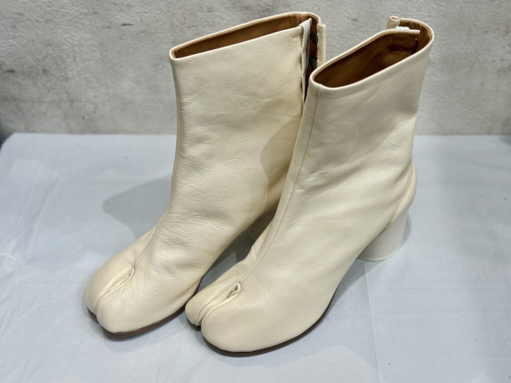 修理前のマルジェラタビブーツを上から撮影した全体像