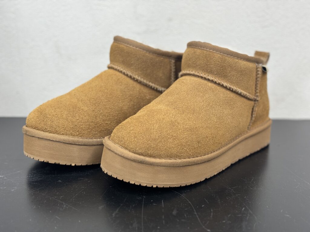 ムートンブーツ修理後の全体。外観を変えず自然なままVibram #7120ソールに変更した仕上がり。