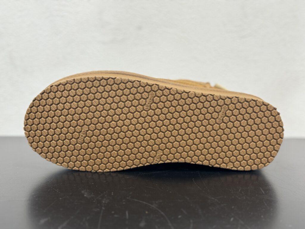 ムートンブーツの補強後アウトソール。Vibram #7120のハニカムパターンで防滑性と耐久性を高めた状態。