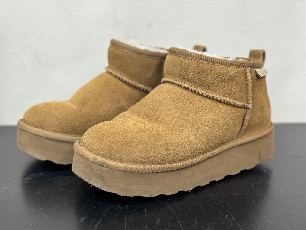 EVAソールのムートンブーツ修理前の全体。アウトソールの摩耗と滑りやすさが出ている状態。