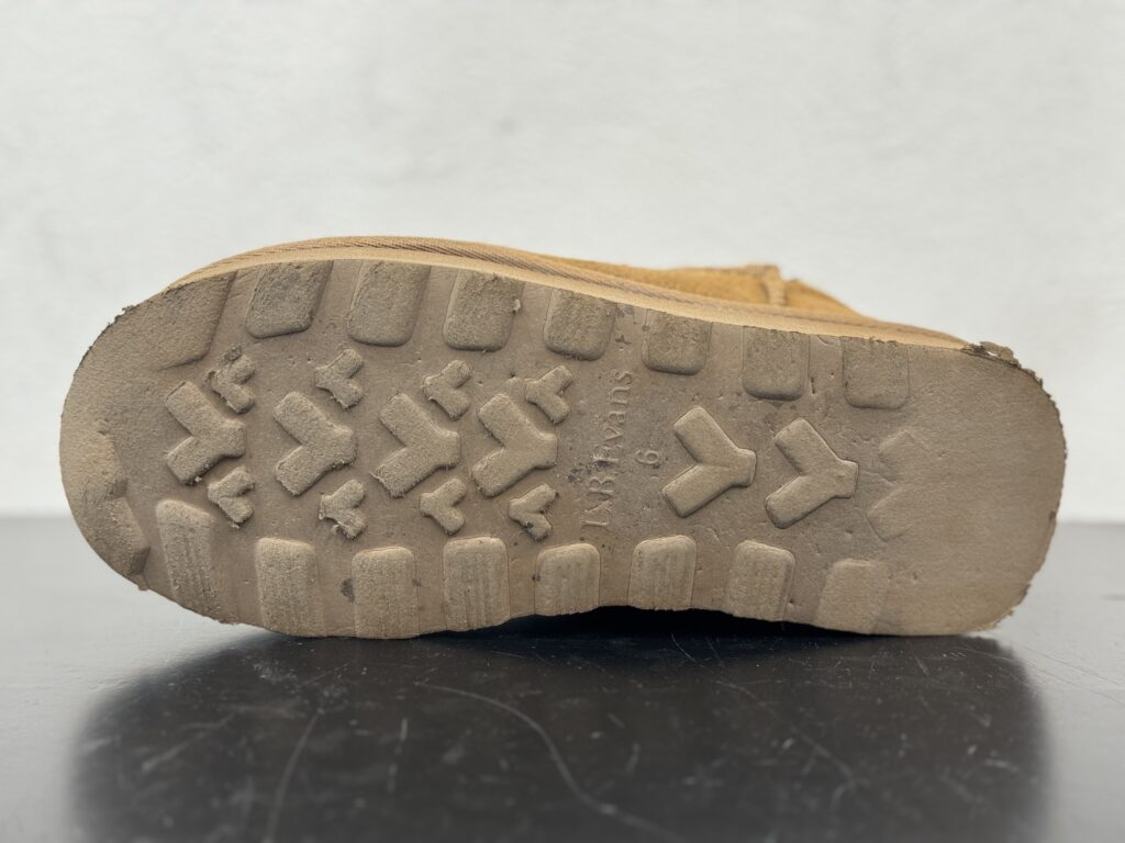 ムートンブーツの修理前アウトソール。凹凸が消えツルツルになり、グリップ力が低下している。