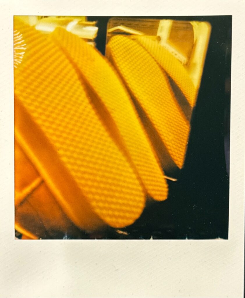 鏡映のように写ったムートンブーツのアウトソール。Vibram #7120のパターンが象徴的に浮かび上がるポラロイド写真。