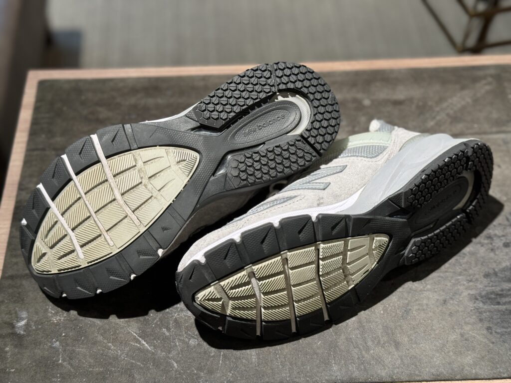 New Balance 990v5の踵にVibram #7120を局所的に配置した補強。純正パターンに自然に馴染ませた仕上がり。