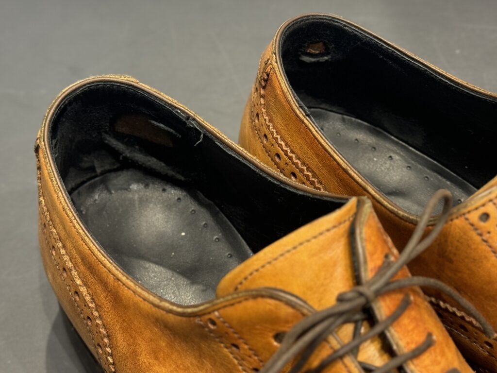 履き口ライニングが擦れて穴あきになったカカト内側