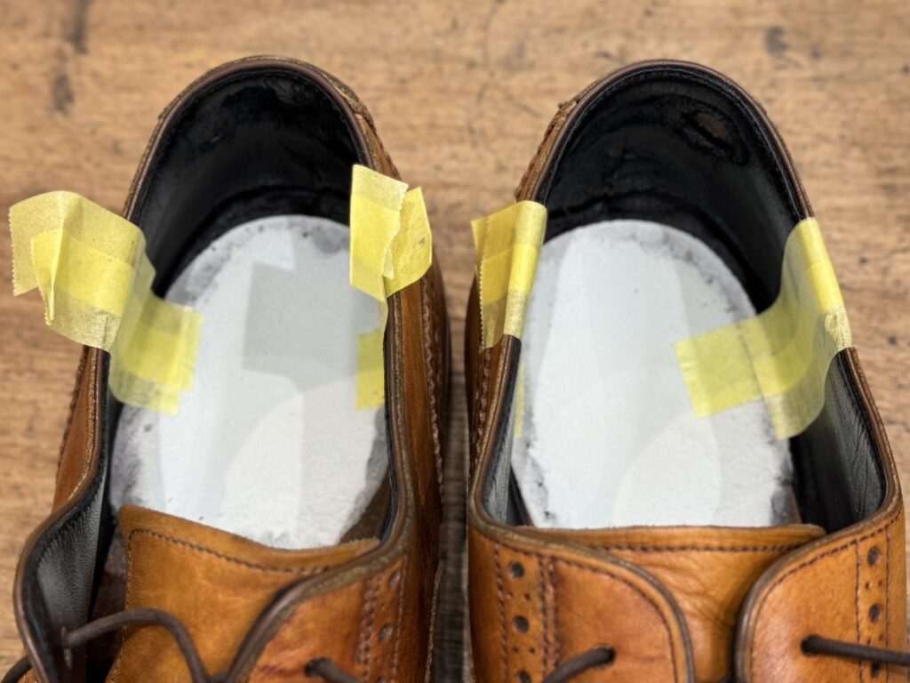 革当ての範囲を決め、補修エリアを養生テープでマーキング