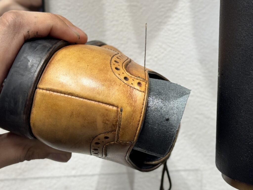 八方ミシン用に表裏の元穴を拾うため既存ステッチへ針を刺して角度確認