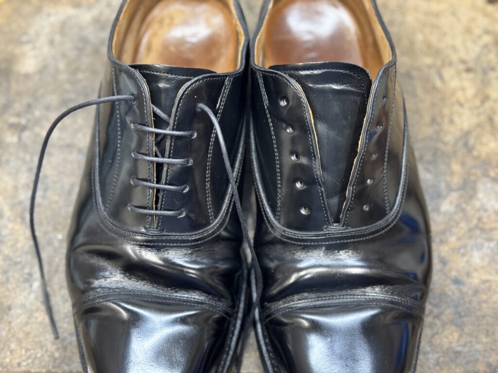新しい靴紐へ交換している途中工程。ドレッシーな印象へ整えている作業シーン