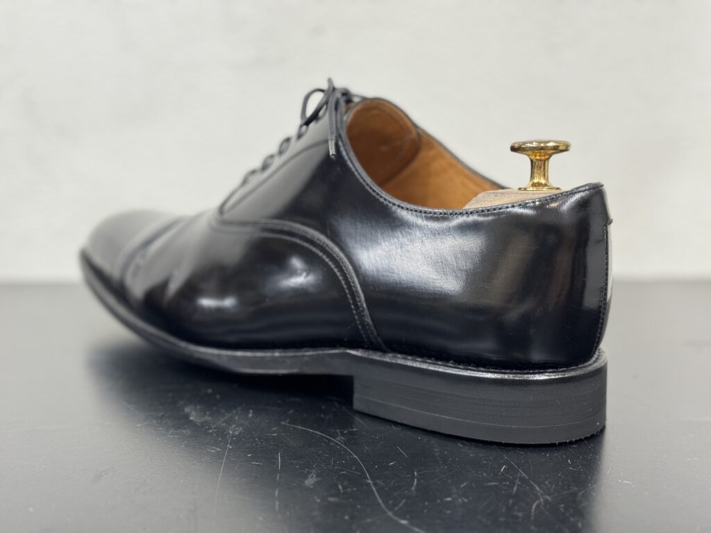 修理後の踵の背面。履き口からヒールにかけて磨きと補修で整えられた仕上がり